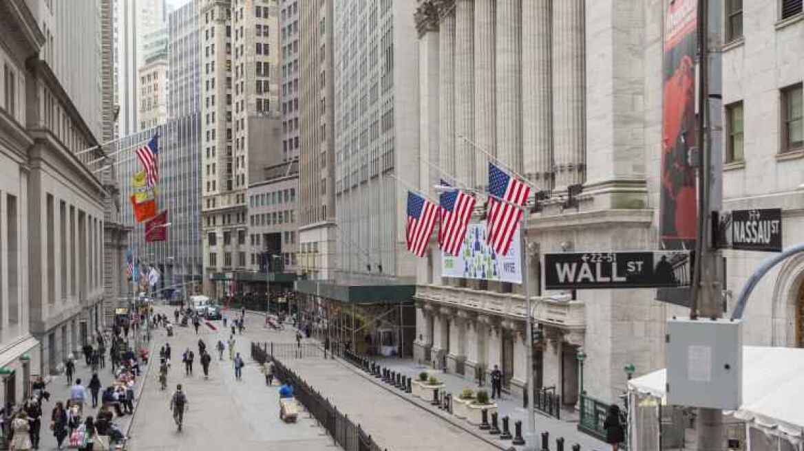 Wall Street: Ελεύθερη πτώση 1000 μονάδων για τον Dow μετά το «ξεπούλημα» της Παρασκευής